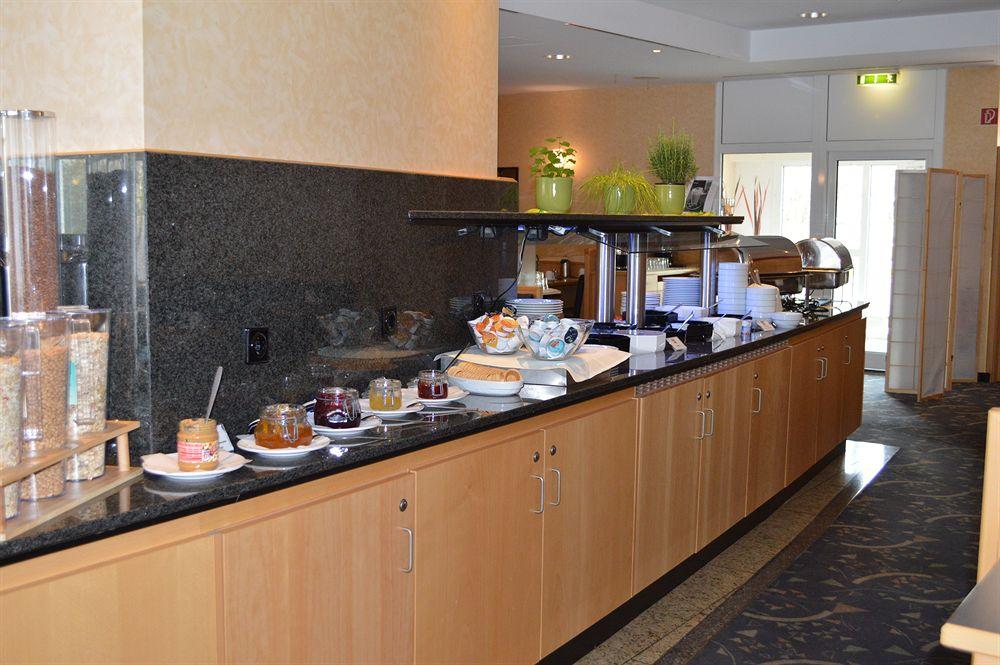 Ramada By Wyndham Hannover Messe Laatzen Екстериор снимка