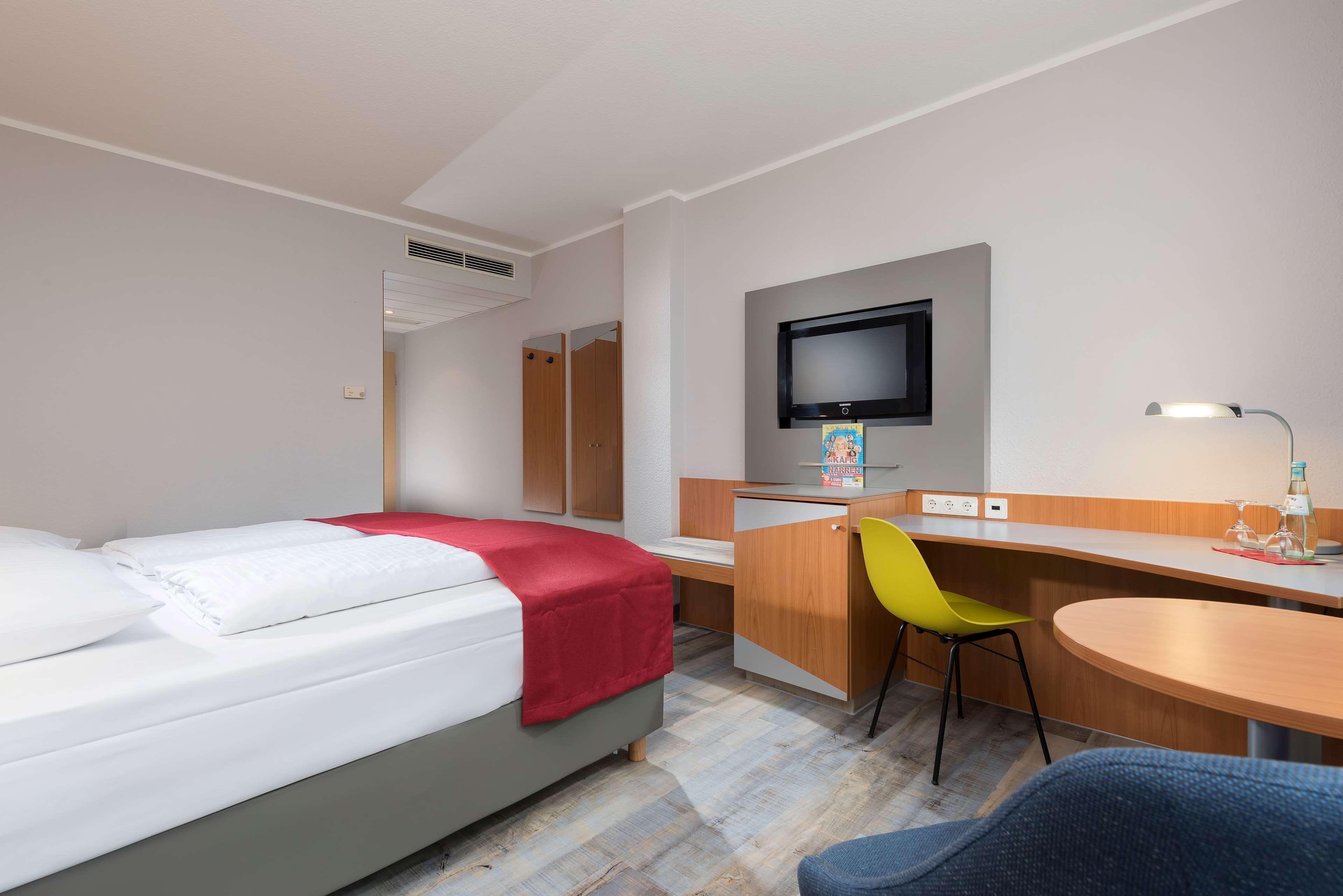 Ramada By Wyndham Hannover Messe Laatzen Екстериор снимка