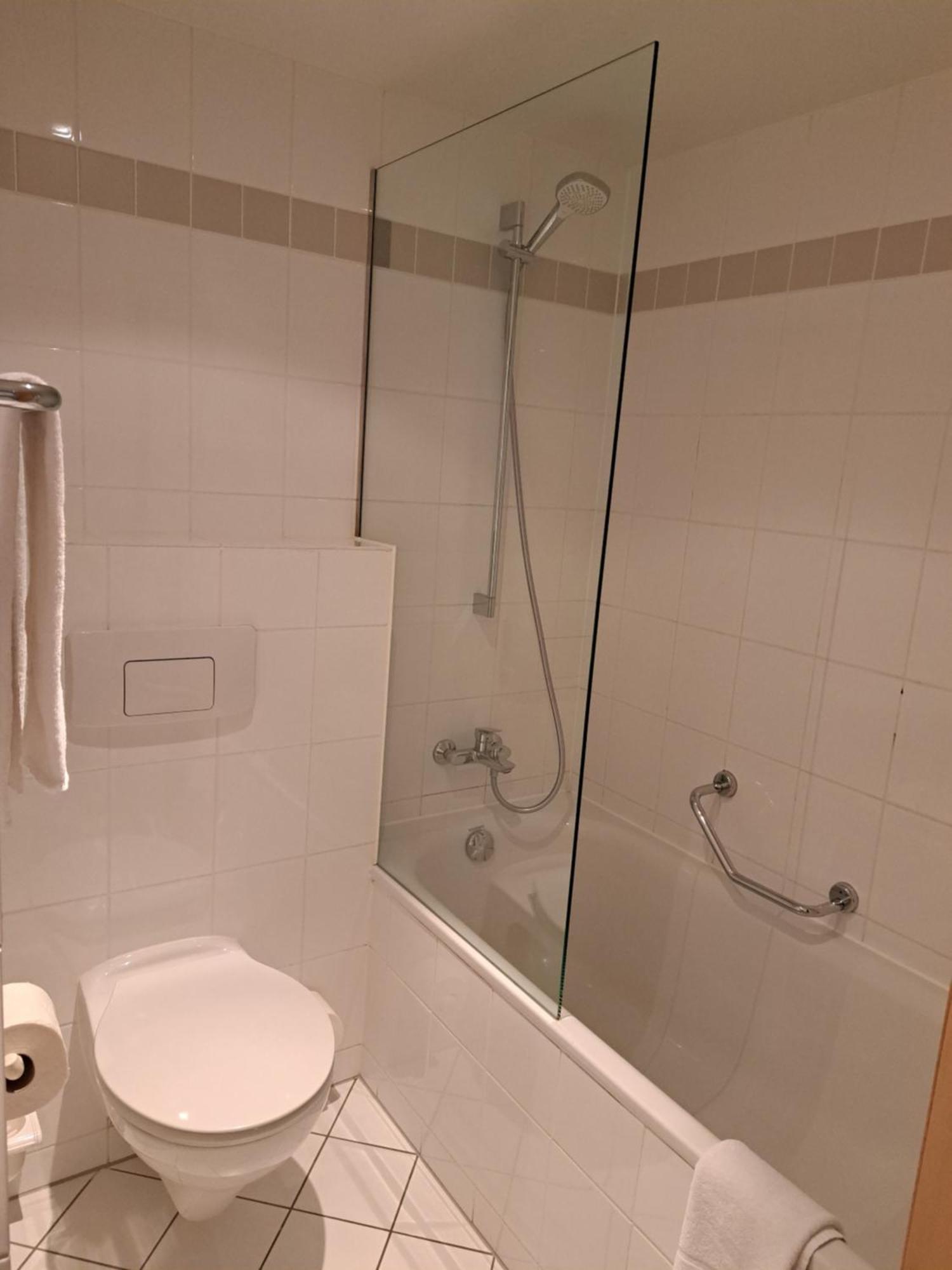 Ramada By Wyndham Hannover Messe Laatzen Екстериор снимка