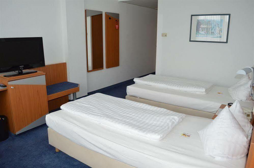 Ramada By Wyndham Hannover Messe Laatzen Екстериор снимка